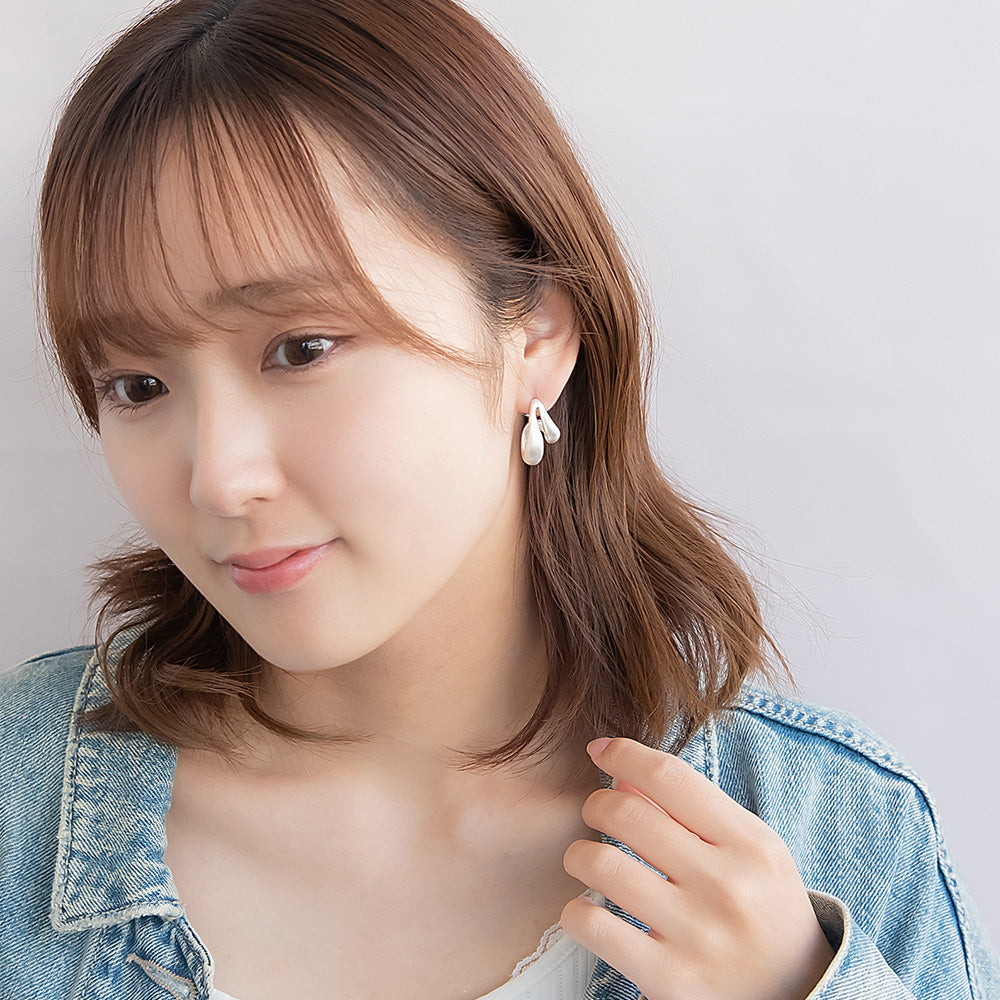 neige. メタル ドロップ カーブ ダブル ライン チタンポスト スタッドピアス