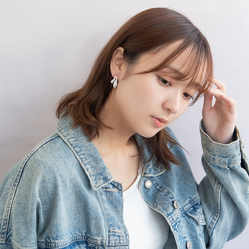 neige. メタル ドロップ カーブ ダブル ライン チタンポスト スタッドピアス