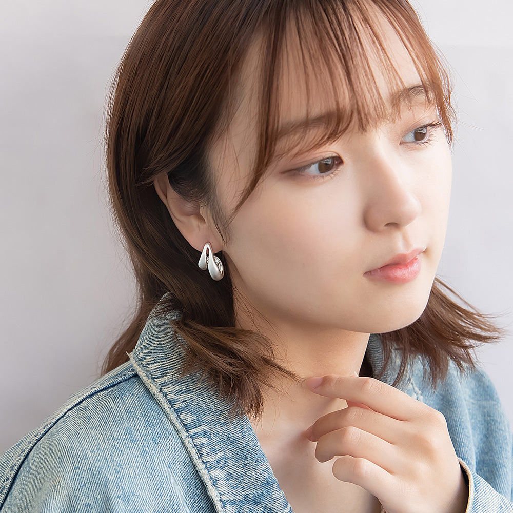 neige. メタル ドロップ カーブ ダブル ライン チタンポスト スタッドピアス