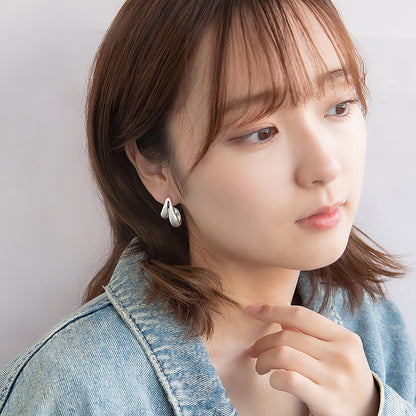 neige. メタル ドロップ カーブ ダブル ライン チタンポスト スタッドピアス