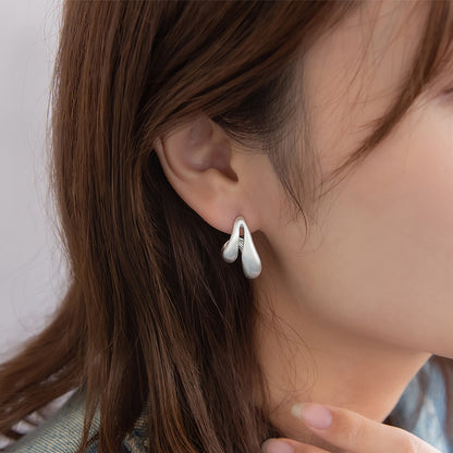 neige. メタル ドロップ カーブ ダブル ライン チタンポスト スタッドピアス