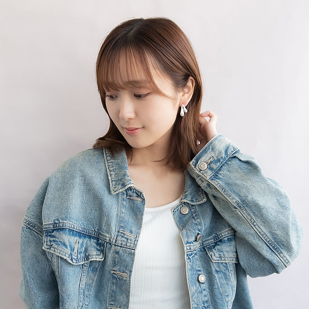 neige. メタル ドロップ カーブ ダブル ライン チタンポスト スタッドピアス