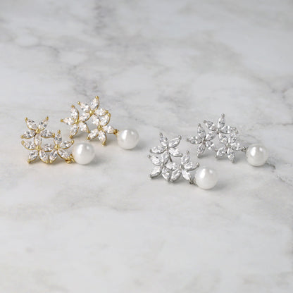 Classy ピアス ニッケルフリー メタル キュービックジルコニア トリプル フラワー パール チタンポスト スタッドピアス