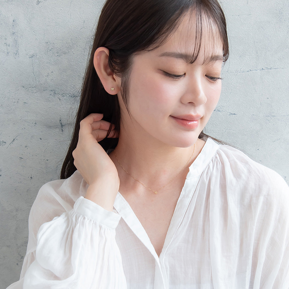ピアス tiny. ニッケルフリー メタル クローバー 極小 スタッドピアス