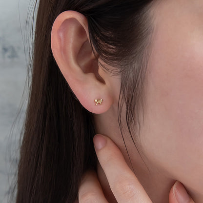 ピアス tiny. ニッケルフリー メタル リボン 極小 スタッドピアス