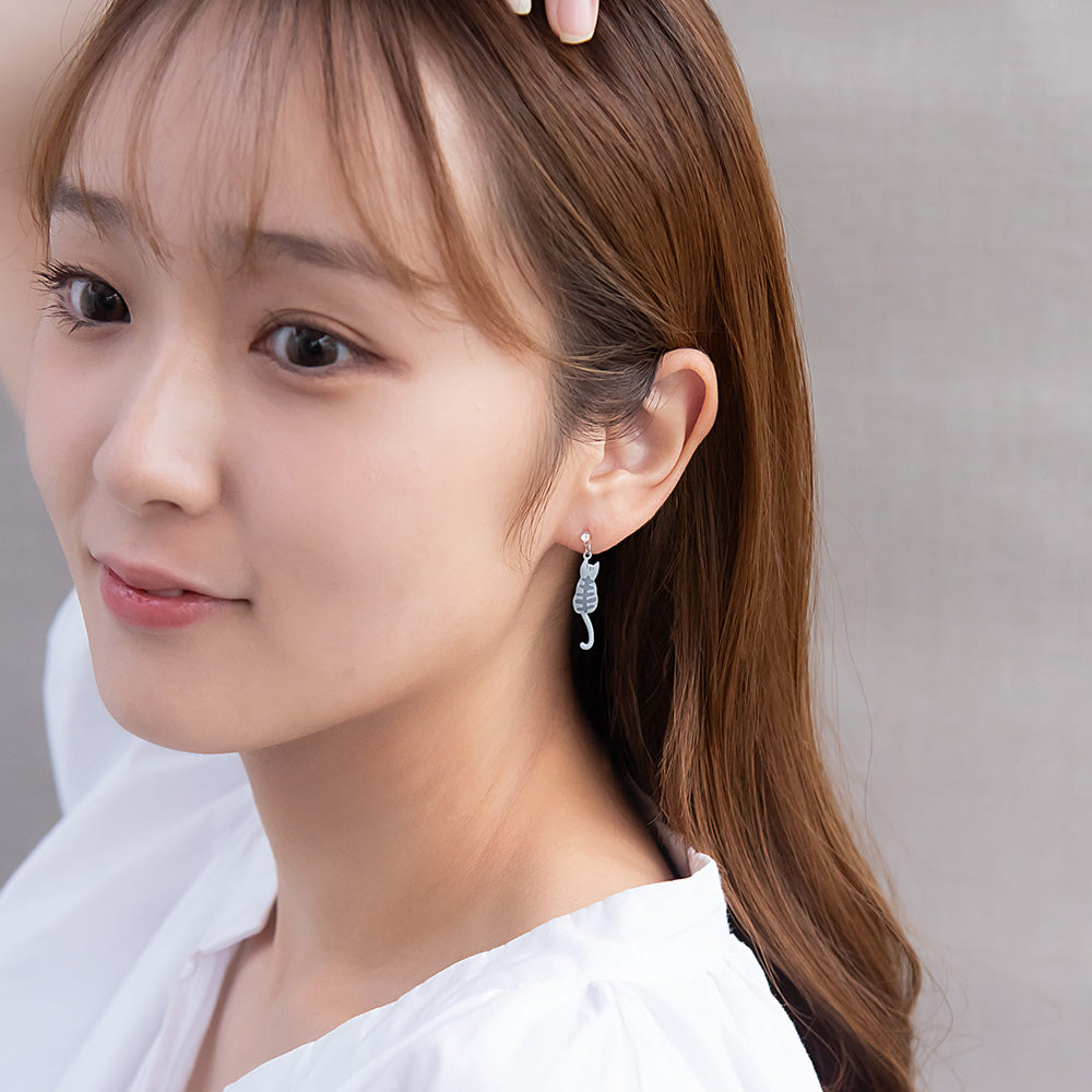 樹脂ピアス お座り 猫 ストーン スタッドピアス