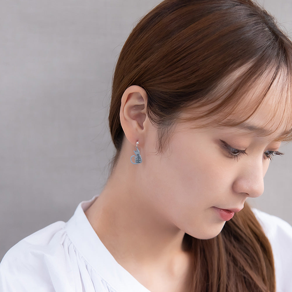 樹脂ピアス お座り 猫 ストーン スタッドピアス