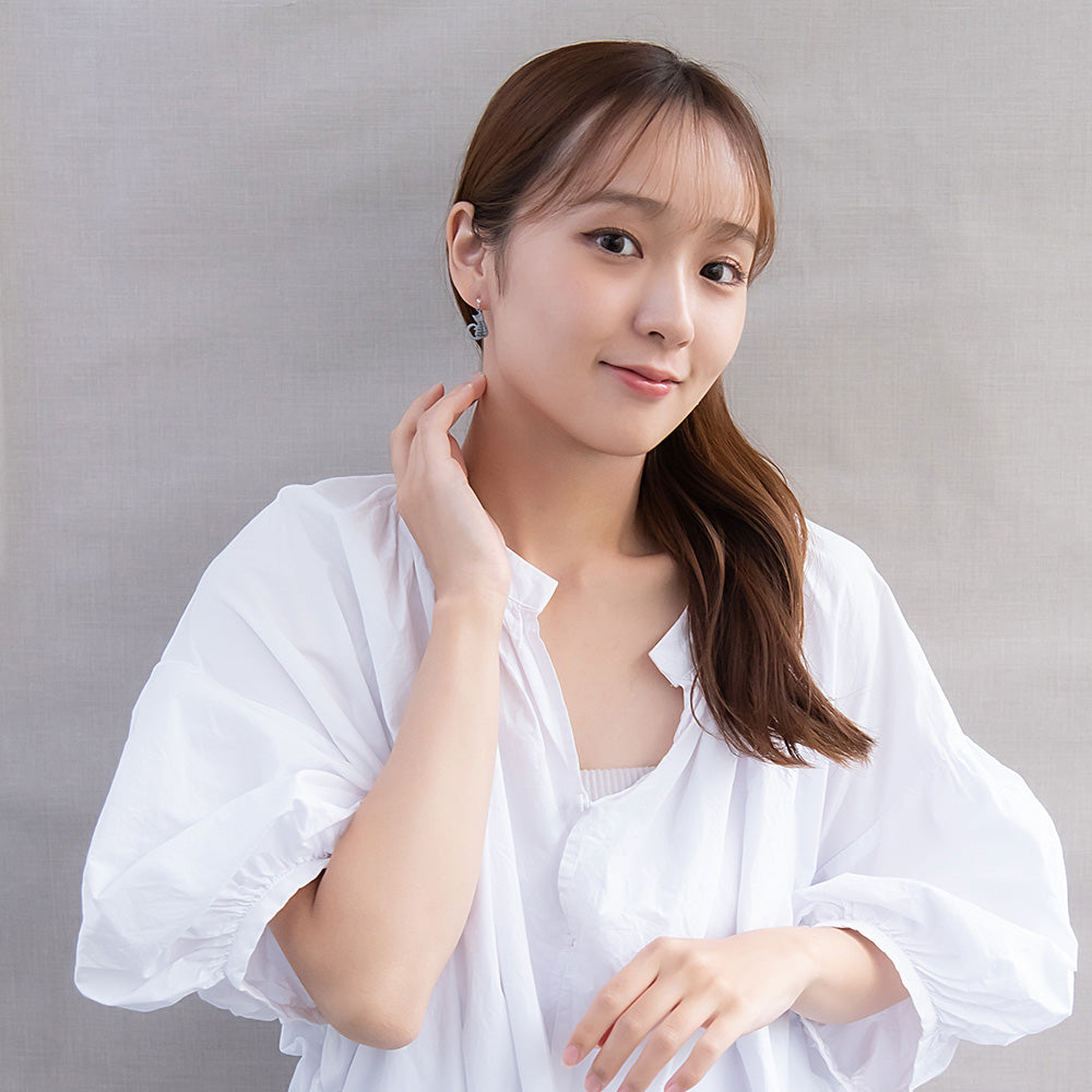 樹脂ピアス お座り 猫 ストーン スタッドピアス