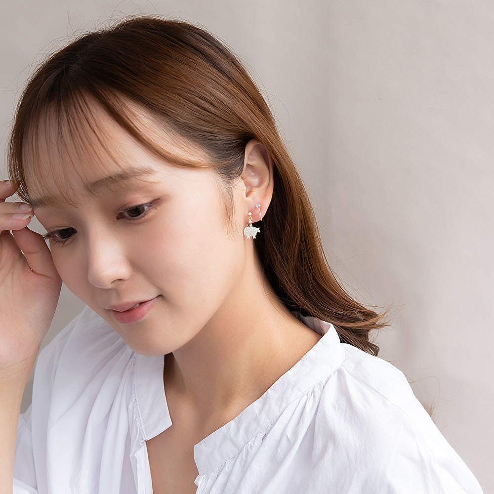 ノンホールピアス ニッケルフリー ひつじ 雪の結晶 ストーン 4個セット イヤリング 樹脂タイプ