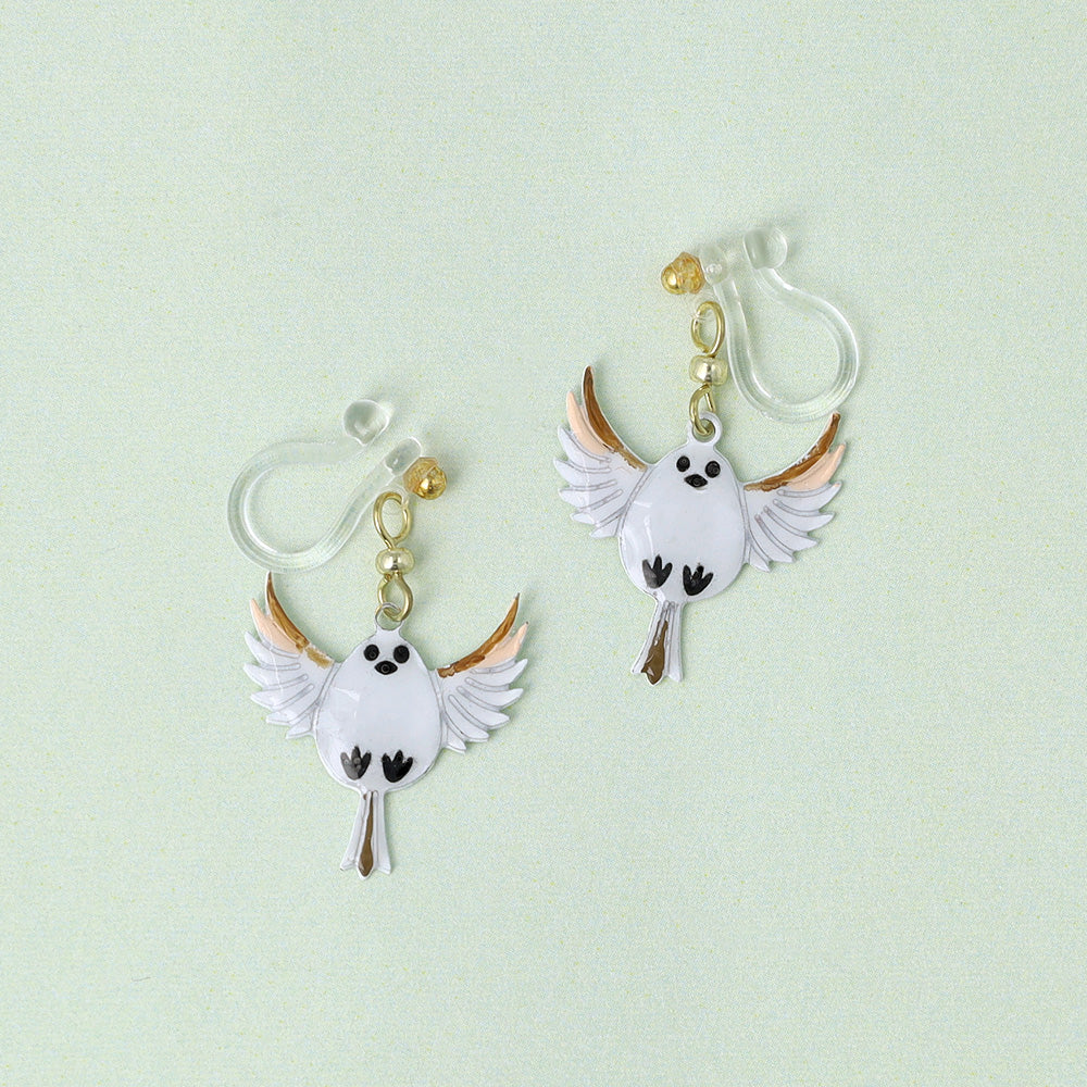 ノンホールピアス ニッケルフリー 羽ばたく シマエナガ イヤリング 樹脂タイプ