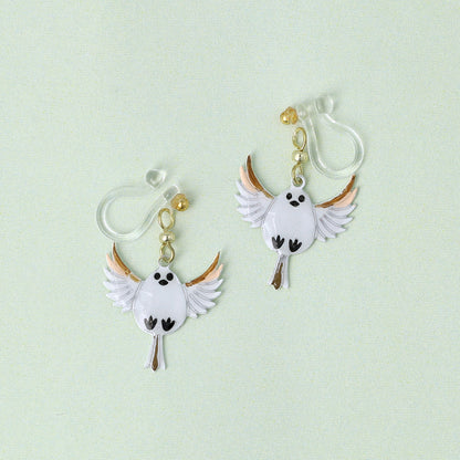 ノンホールピアス ニッケルフリー 羽ばたく シマエナガ イヤリング 樹脂タイプ