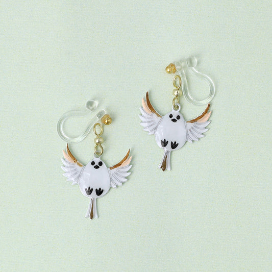 ノンホールピアス ニッケルフリー 羽ばたく シマエナガ イヤリング 樹脂タイプ