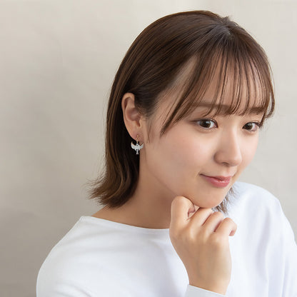 ノンホールピアス ニッケルフリー 羽ばたく シマエナガ イヤリング 樹脂タイプ