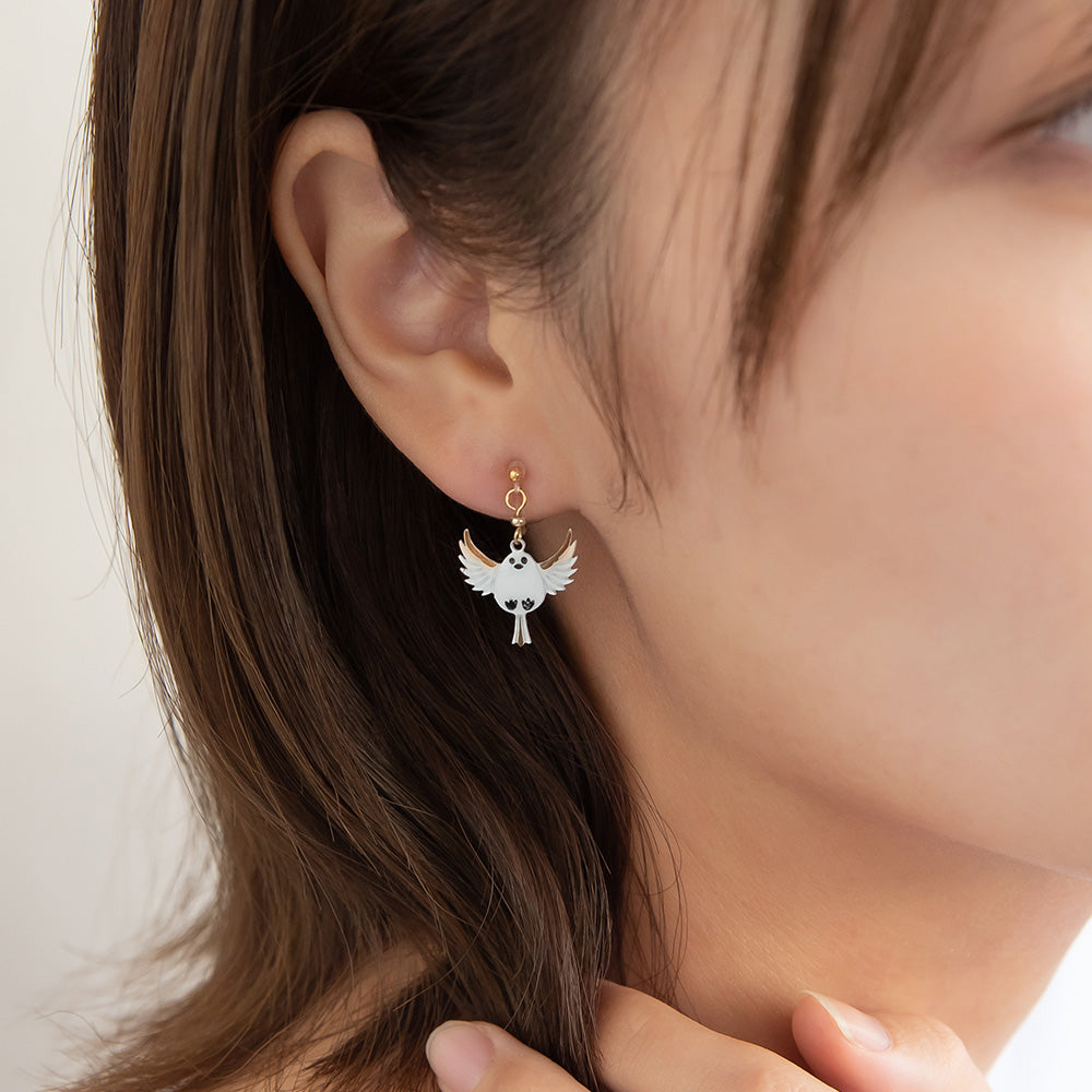 ノンホールピアス ニッケルフリー 羽ばたく シマエナガ イヤリング 樹脂タイプ