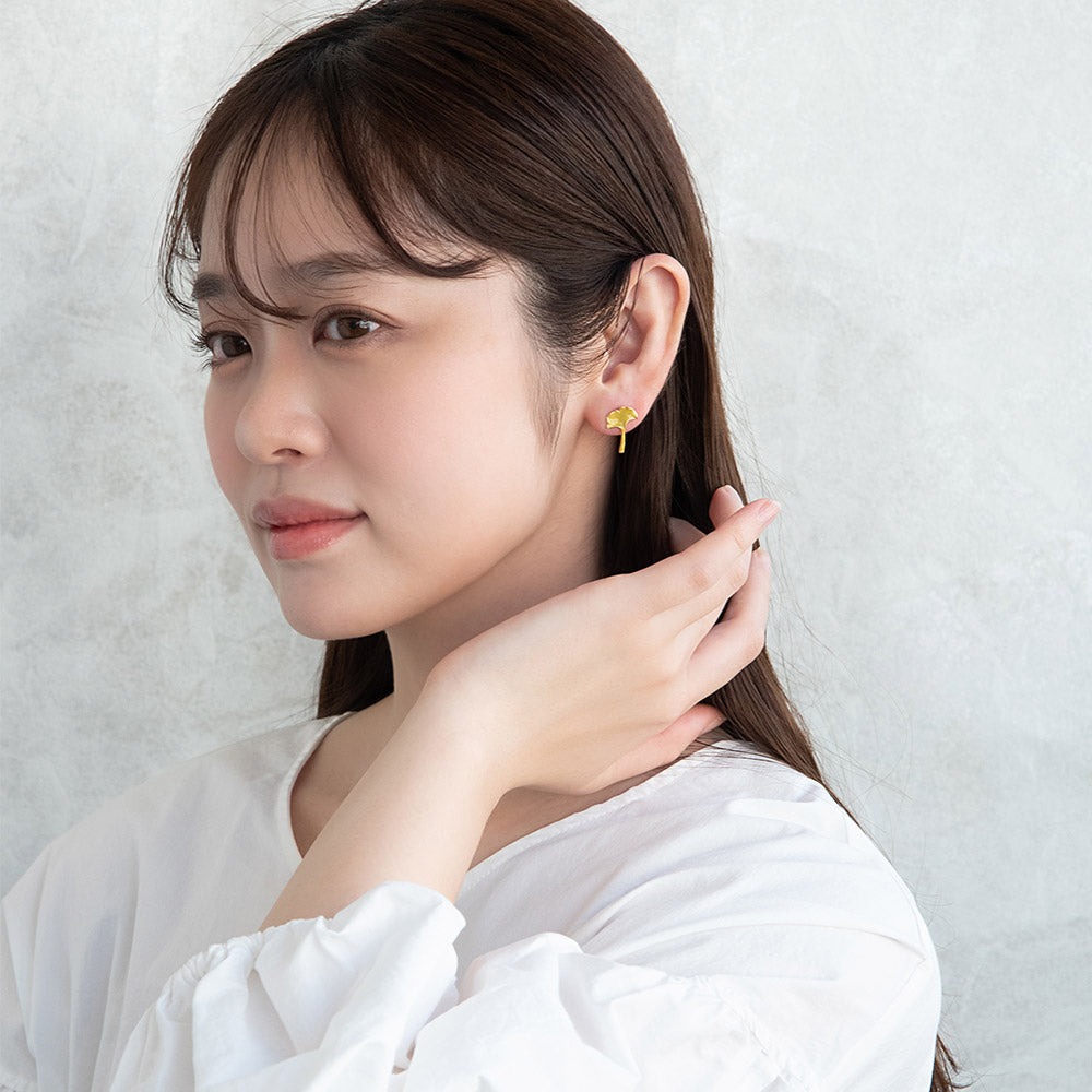 ピアス ニッケルフリー メタル 紅葉 もみじ 銀杏 イチョウ アシンメトリー チタンポスト スタッドピアス