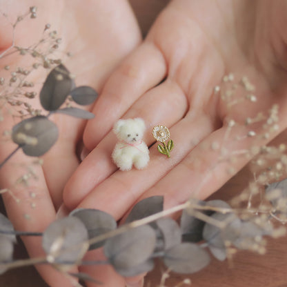 【Ayatorie/アヤトリエ】 くまさんとお花のピアス