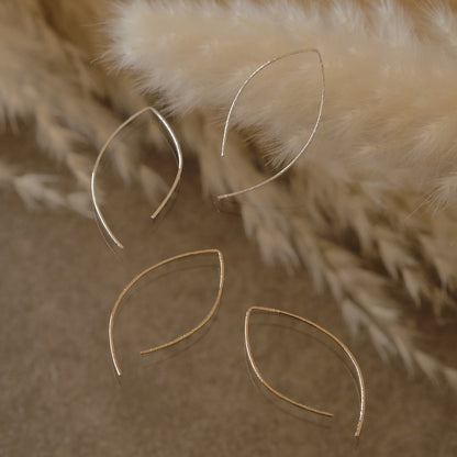 【elaia】ピアス リーフライン フックピアス オリジナルボックス/巾着付き