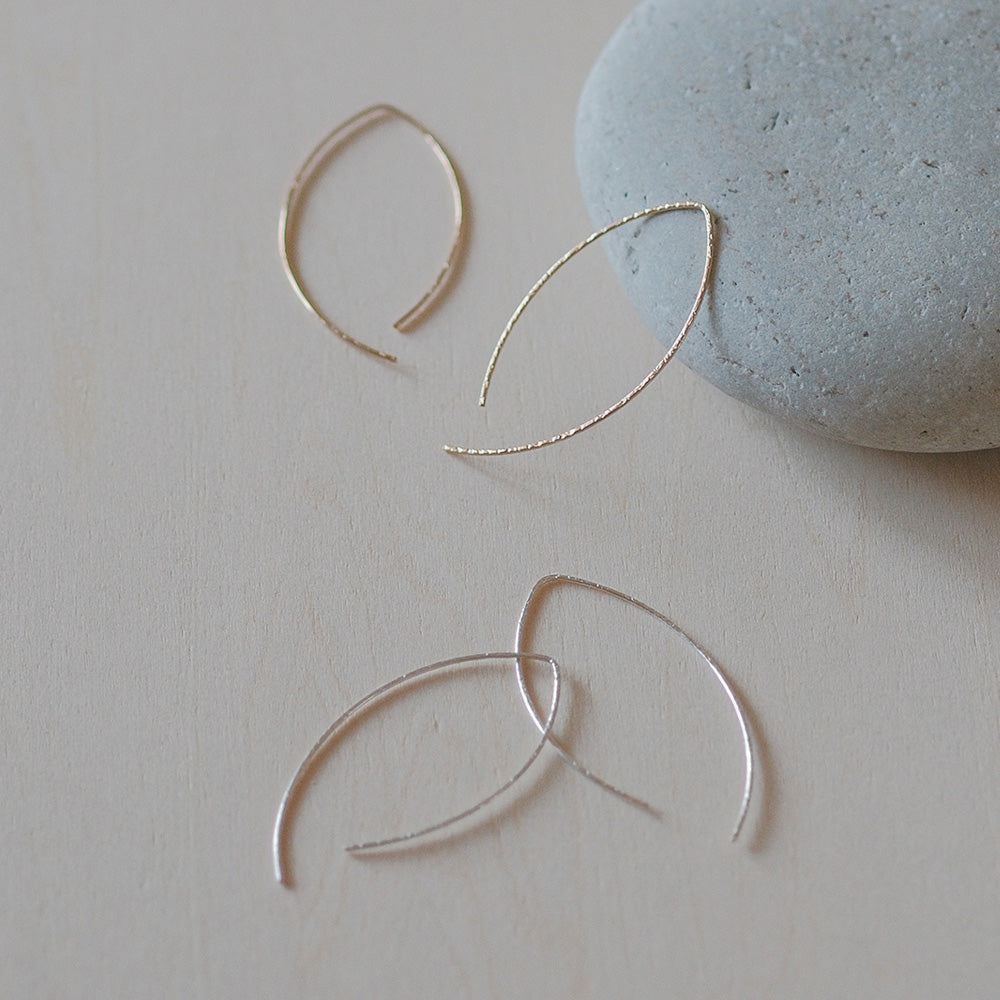 【elaia】ピアス リーフライン フックピアス オリジナルボックス/巾着付き