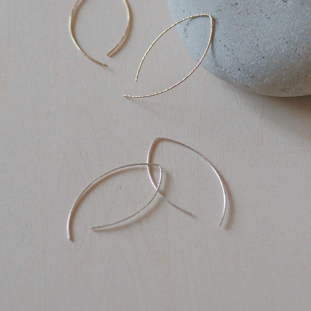 【elaia】ピアス Silver925 リーフライン フックピアス オリジナルボックス/巾着付き