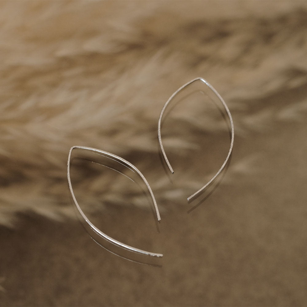 【elaia】ピアス リーフライン フックピアス オリジナルボックス/巾着付き