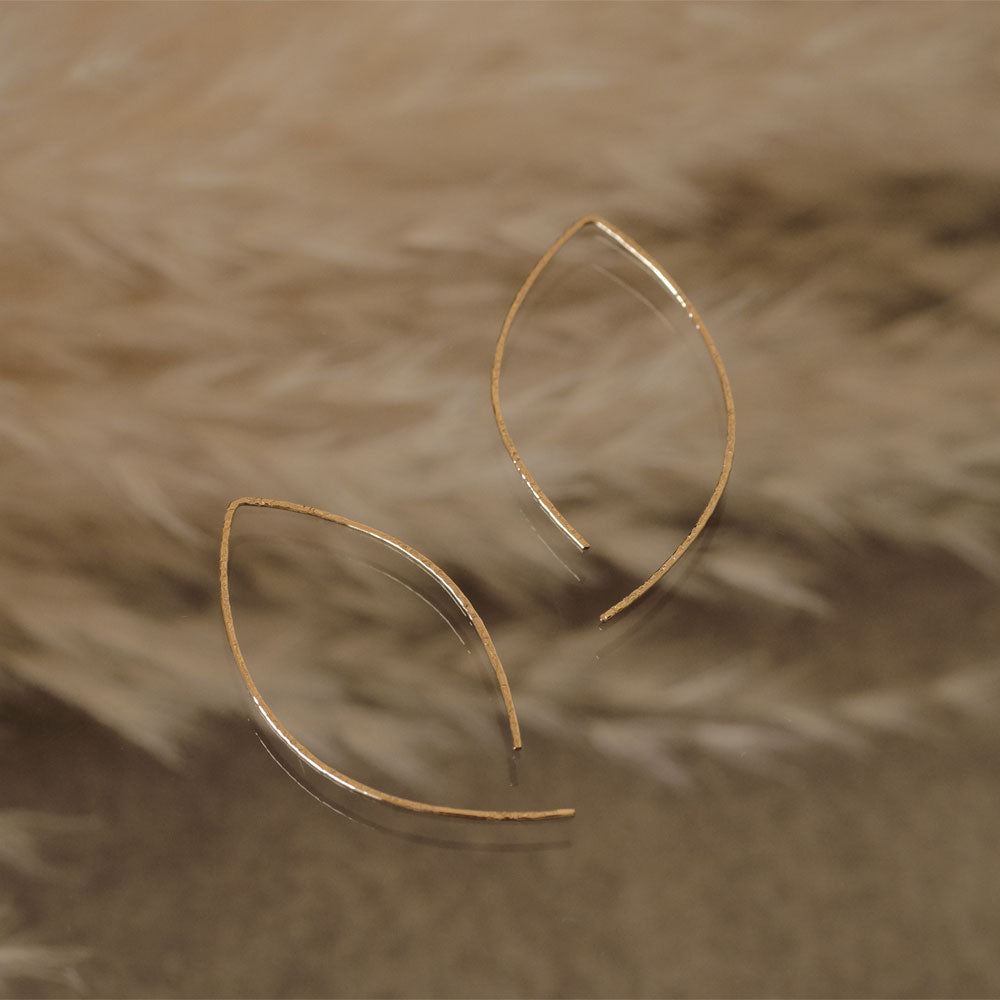 【elaia】ピアス リーフライン フックピアス オリジナルボックス/巾着付き