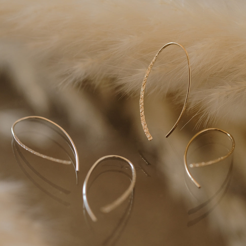 【elaia】ピアス シルエットカーブ フックピアス オリジナルボックス/巾着付き