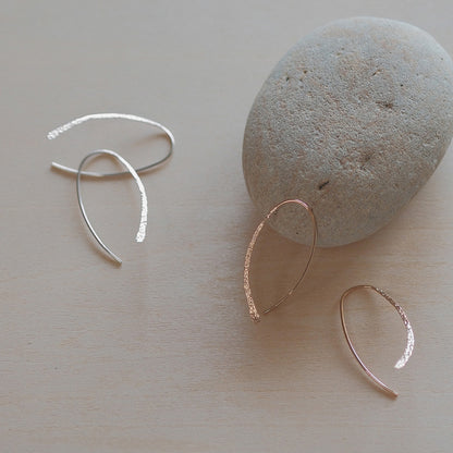 【elaia】ピアス シルエットカーブ フックピアス オリジナルボックス/巾着付き