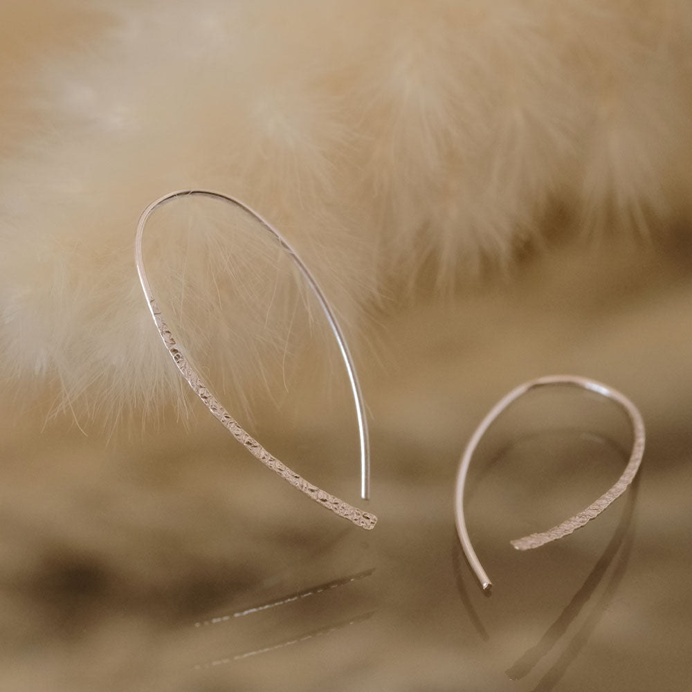 【elaia】ピアス シルエットカーブ フックピアス オリジナルボックス/巾着付き