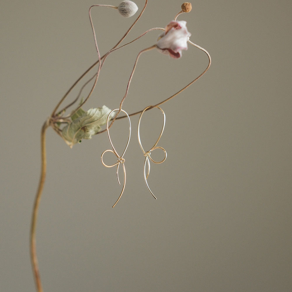 【elaia】ピアス メタル リボン フックピアス オリジナルボックス/巾着付き