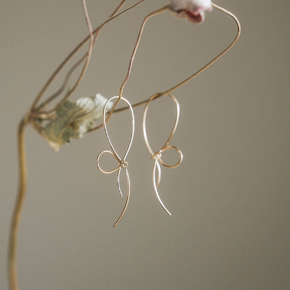 【elaia】ピアス メタル リボン フックピアス オリジナルボックス/巾着付き