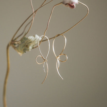 【elaia】ピアス メタル リボン フックピアス オリジナルボックス/巾着付き