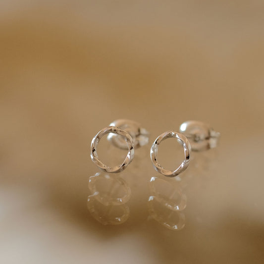 【elaia】ピアス メタル サークル ひねり Silver925 スタッドピアス オリジナルボックス/巾着付き