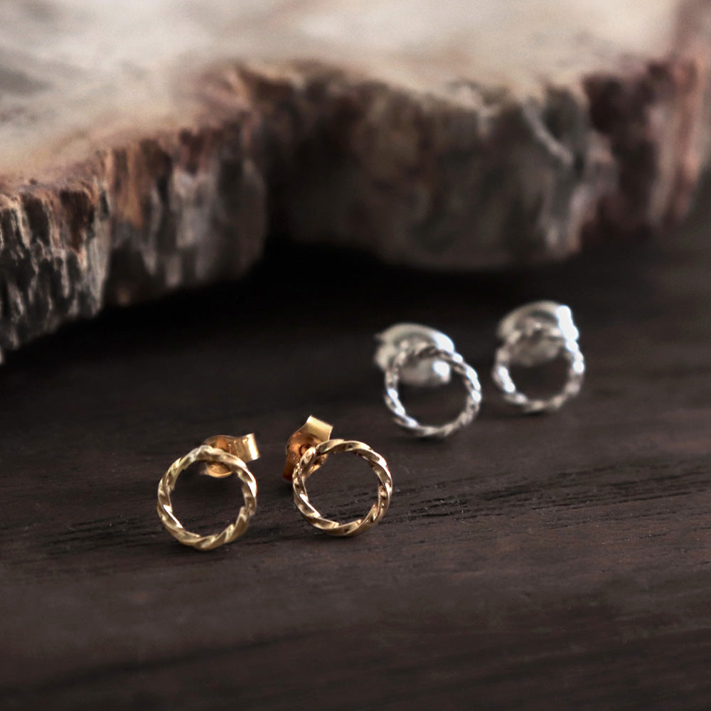 【elaia】ピアス メタル サークル ひねり スタッドピアス オリジナルボックス/巾着付き