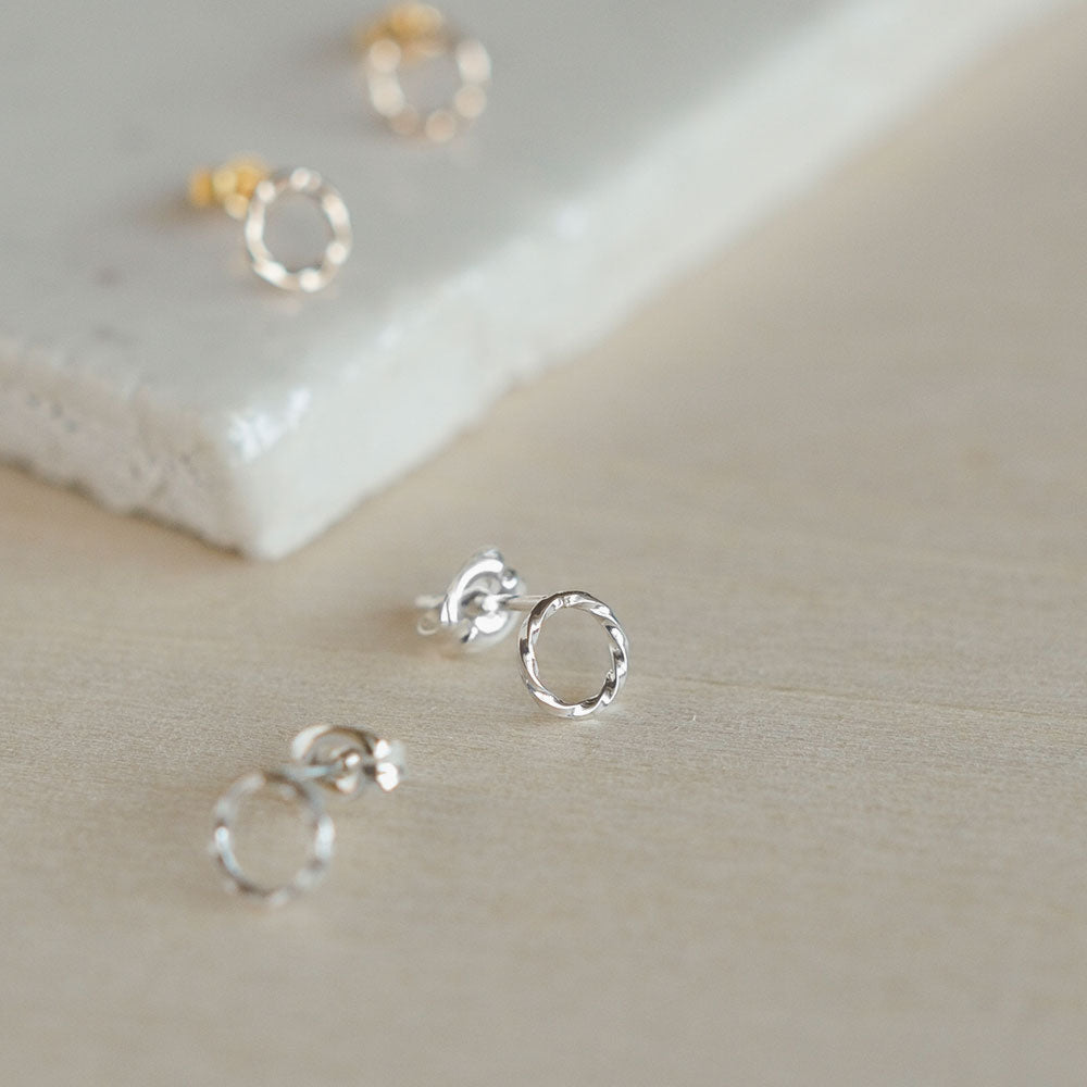 【elaia】ピアス メタル サークル ひねり Silver925 スタッドピアス オリジナルボックス/巾着付き