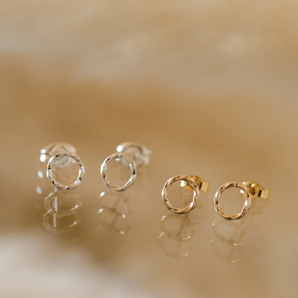 【elaia】ピアス メタル サークル ひねり スタッドピアス オリジナルボックス/巾着付き