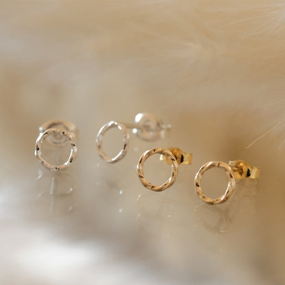 【elaia】ピアス メタル サークル ひねり スタッドピアス オリジナルボックス/巾着付き