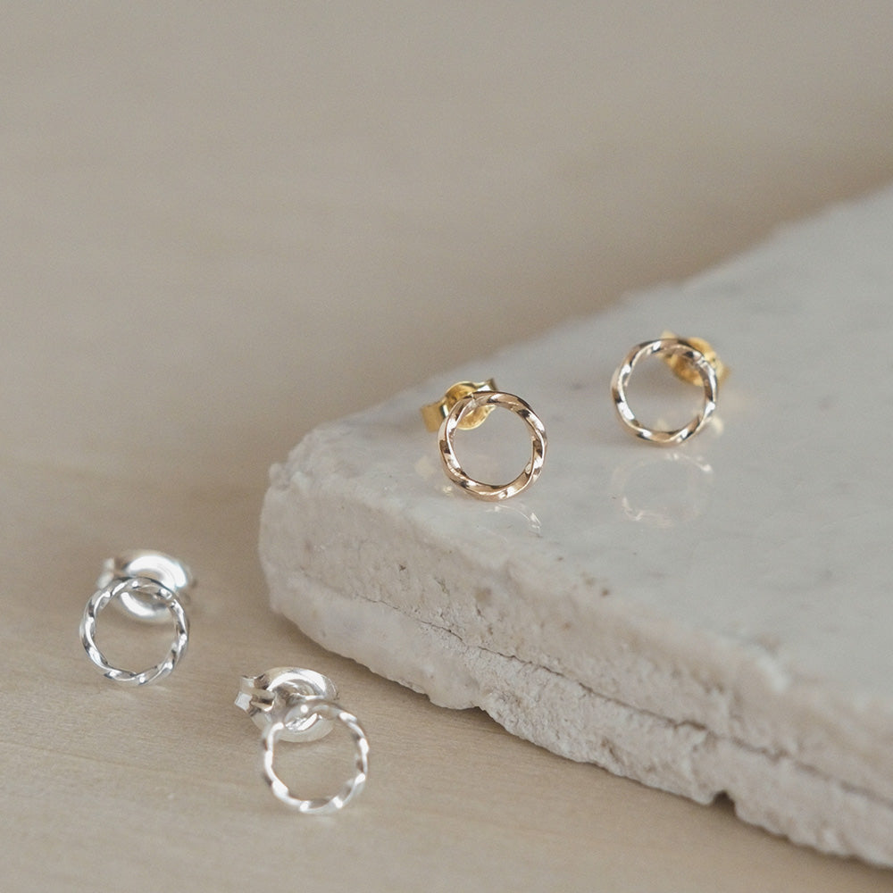 【elaia】ピアス メタル サークル ひねり スタッドピアス オリジナルボックス/巾着付き