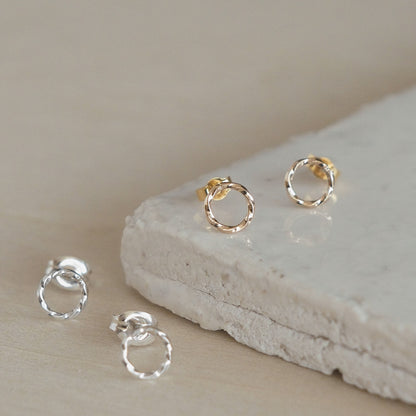 【elaia】ピアス メタル サークル ひねり スタッドピアス オリジナルボックス/巾着付き