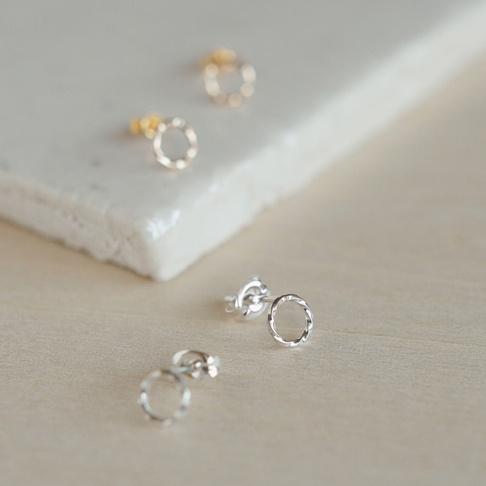 【elaia】ピアス メタル サークル ひねり スタッドピアス オリジナルボックス/巾着付き