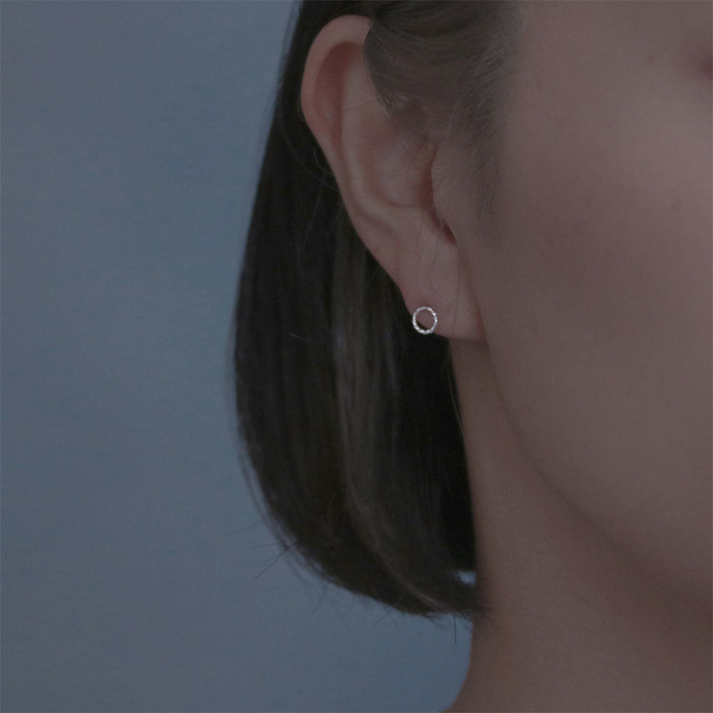 【elaia】ピアス メタル サークル ひねり Silver925 スタッドピアス オリジナルボックス/巾着付き