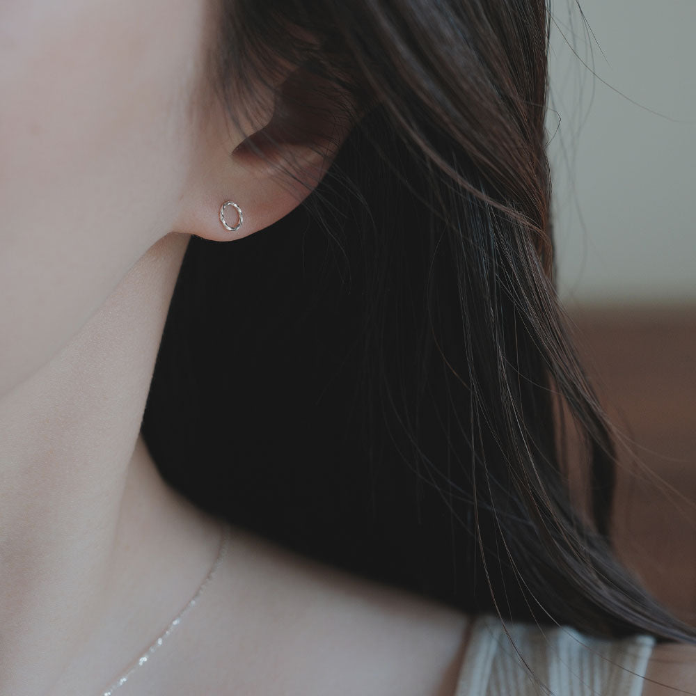 【elaia】ピアス メタル サークル ひねり スタッドピアス オリジナルボックス/巾着付き