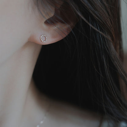 【elaia】ピアス メタル サークル ひねり Silver925 スタッドピアス オリジナルボックス/巾着付き