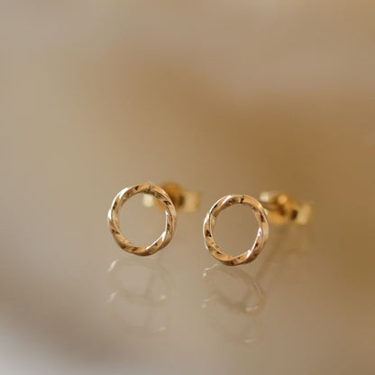 【elaia】ピアス メタル サークル ひねり K14ゴールドフィルド スタッドピアス オリジナルボックス/巾着付き