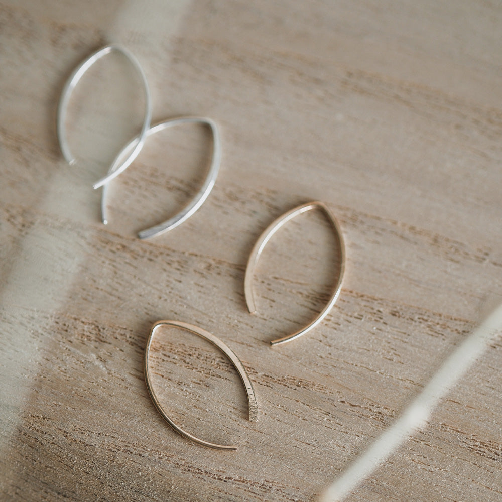 【elaia】ピアス カーブ フックピアス オリジナルボックス/巾着付き