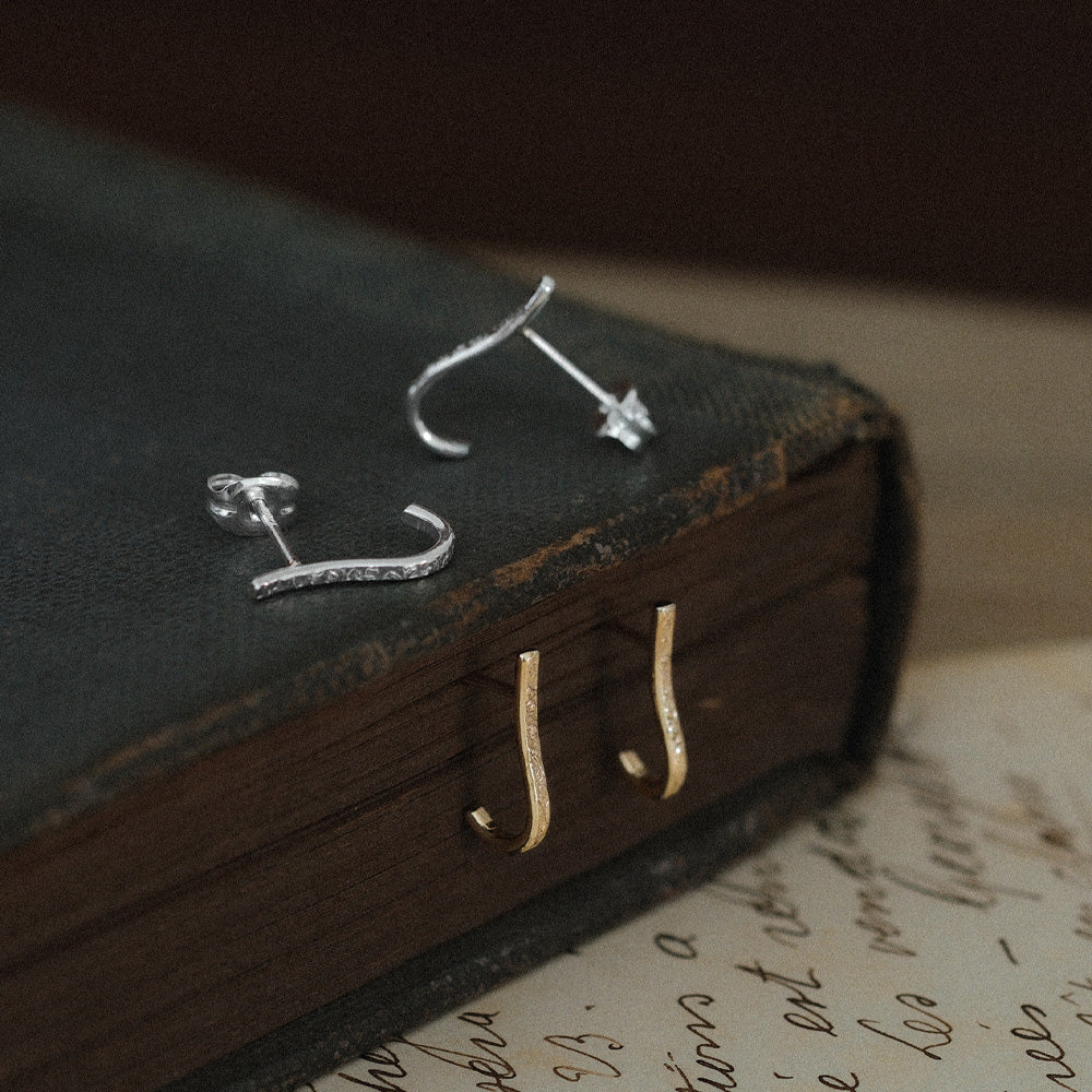 【elaia/エライア】 ピアス Silver925/K14ゴールドフィルド J テクスチャー スタッドピアス オリジナルボックス/巾着付き