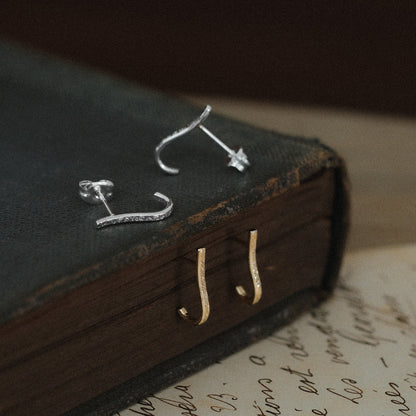 【elaia/エライア】 ピアス Silver925/K14ゴールドフィルド J テクスチャー スタッドピアス オリジナルボックス/巾着付き