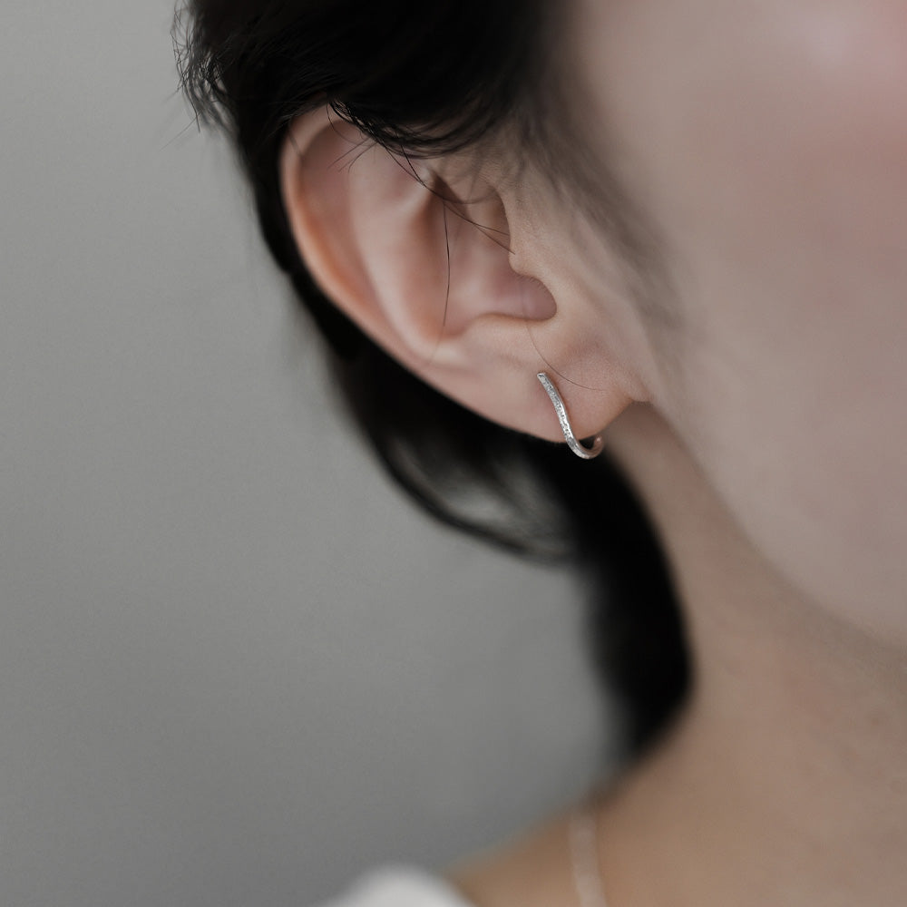 【elaia/エライア】 ピアス Silver925/K14ゴールドフィルド J テクスチャー スタッドピアス オリジナルボックス/巾着付き