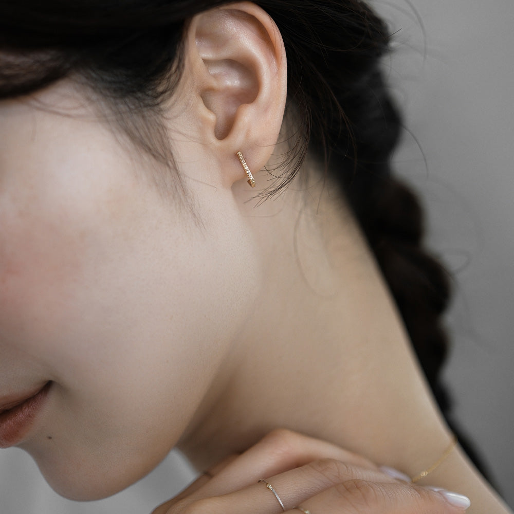 【elaia/エライア】 ピアス Silver925/K14ゴールドフィルド J テクスチャー スタッドピアス オリジナルボックス/巾着付き