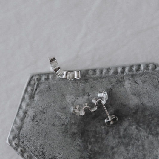 【elaia/エライア】ピアス Silver925 ウェーブ フリル カーブ プレート スタッドピアス オリジナルボックス/巾着付き