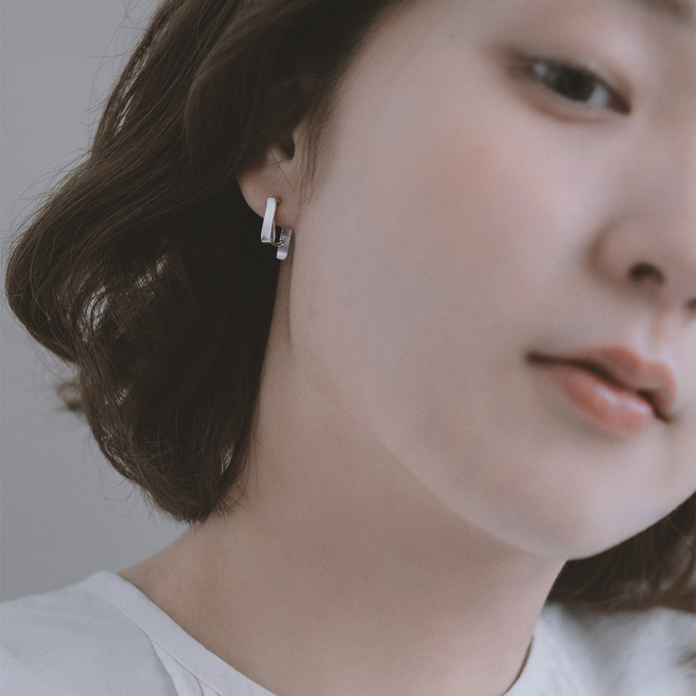 【elaia/エライア】ピアス Silver925 カーブライン サイド スクエア チタンポスト フープピアス オリジナルボックス/巾着付き